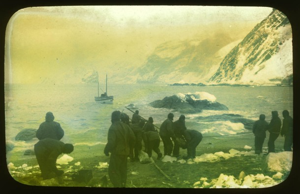 Salida del bote salvavidas James Caird de la Isla Elefante: Expedición Shackleton. 1916