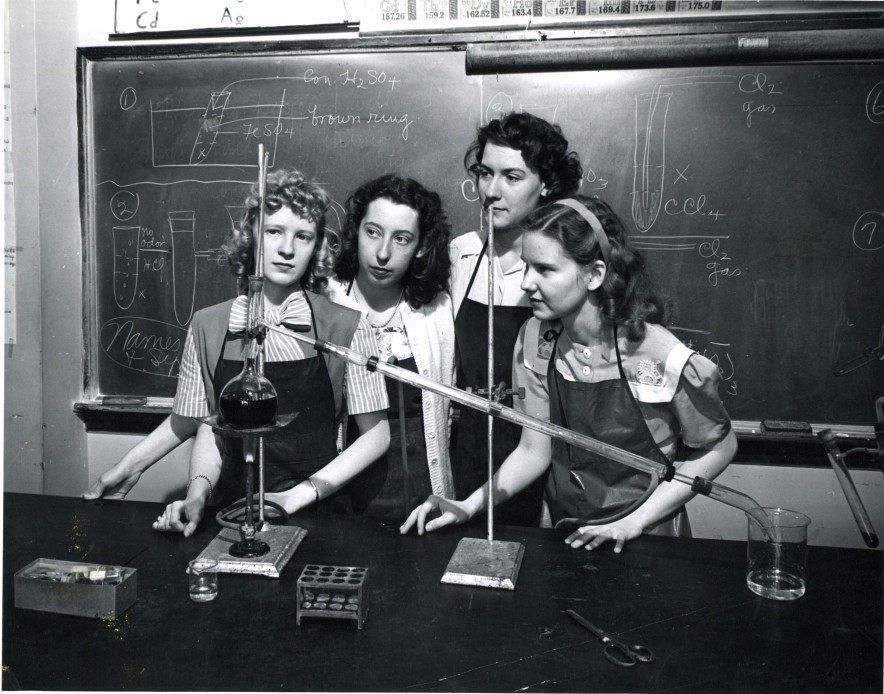 Laboratorio de ciencias hacia 1950