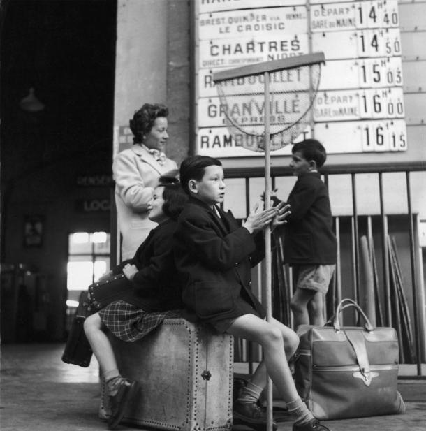 En la estación de Montparnasse. Robert Doisneau. 1956
